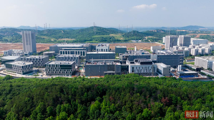 光谷东有群建设者为芯片“造豪宅”，百级洁净度超手术室标准